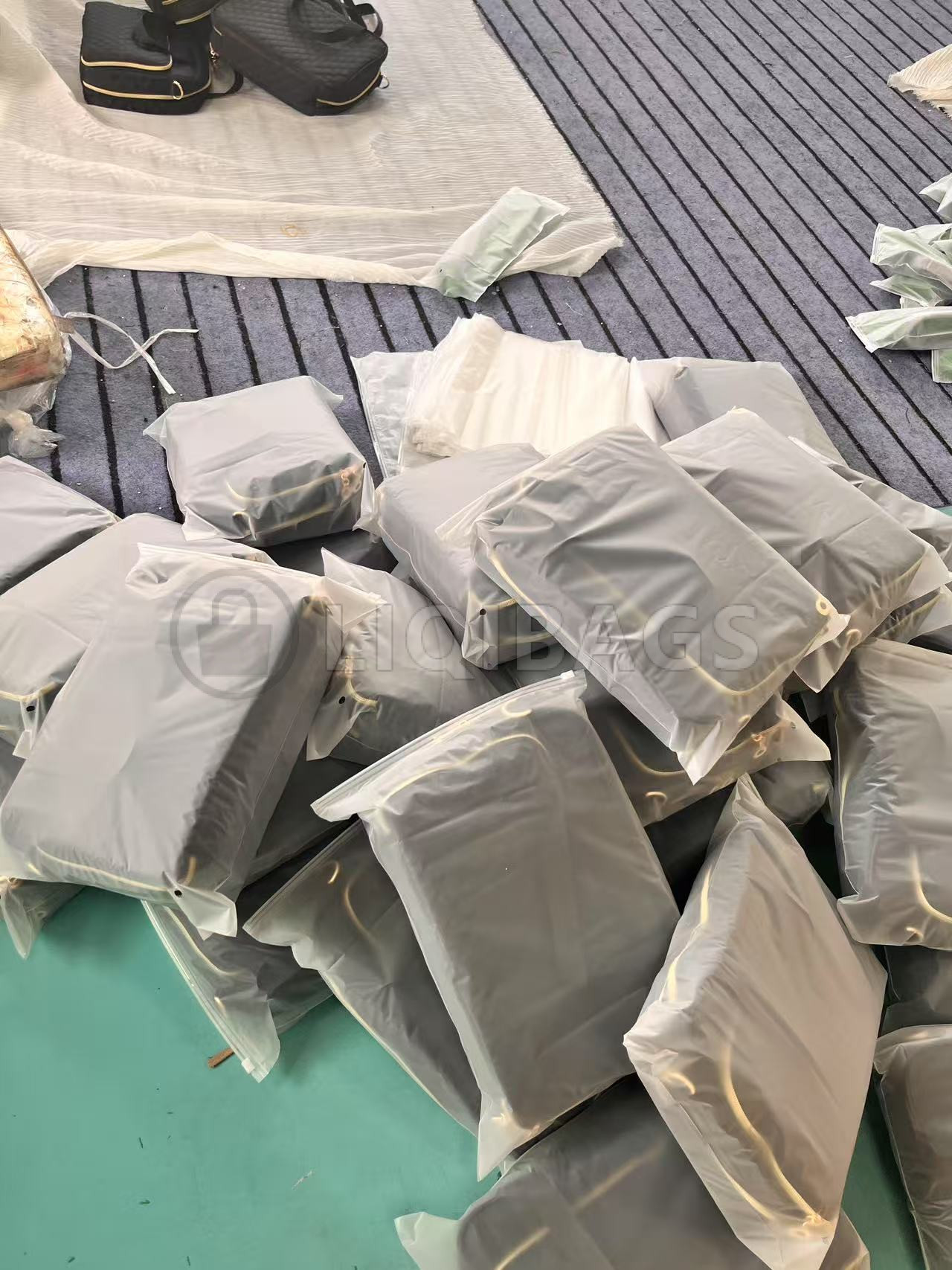 Packed quilted Bible cases from Liqi Bag's successful case gallery